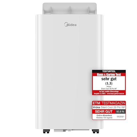 Climatiseur mobile blanc Midea avec tuyau d’évacuation près d’une fenêtre dans un intérieur lumineux