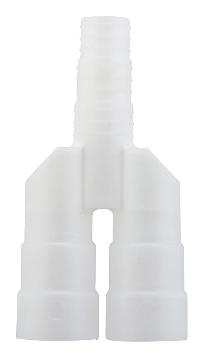 Raccord blanc en Y pour tubes de condensats posé près d’une goulotte de climatisation.