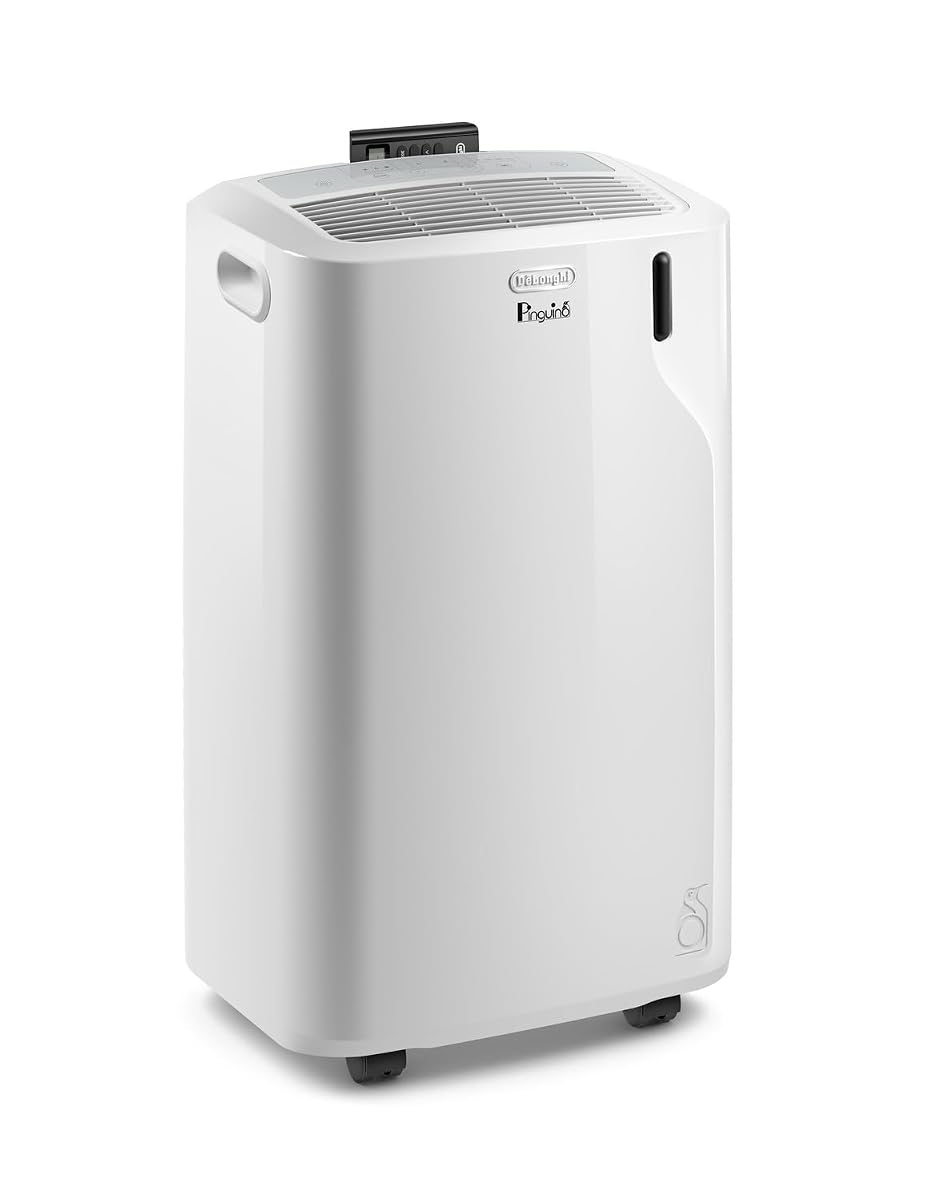 Climatiseur mobile blanc De’Longhi Pinguino sur roulettes dans un intérieur lumineux.