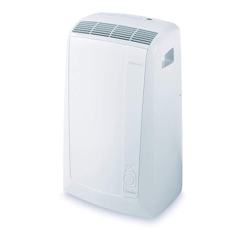 Climatiseur mobile blanc sur roulettes, raccordé à une fenêtre par son tuyau d’évacuation.