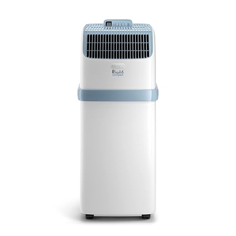 Climatiseur mobile blanc compact dans un séjour clair, près d’une fenêtre avec son conduit d’évacuation.