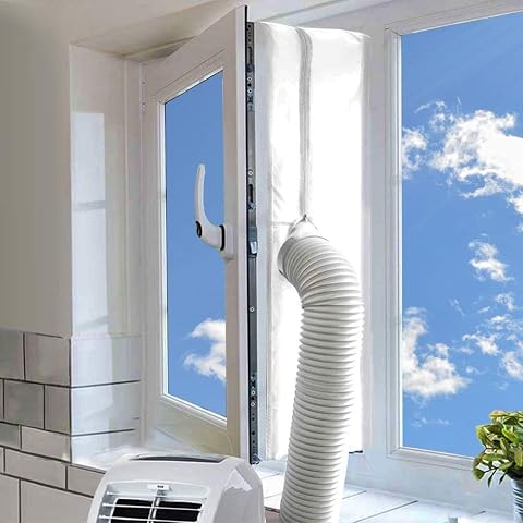 Joint textile blanc posé sur une fenêtre à battants, avec le tuyau du climatiseur passant par la fermeture zippée