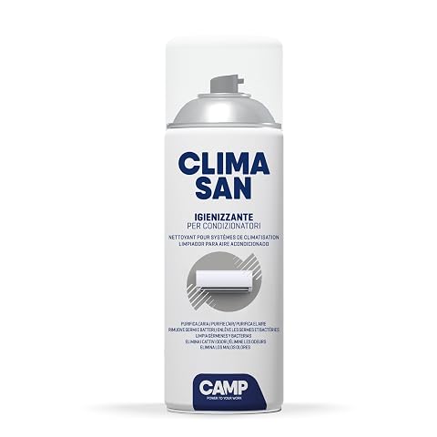 Flacon spray nettoyant près d’un filtre de climatiseur mobile dans un intérieur clair