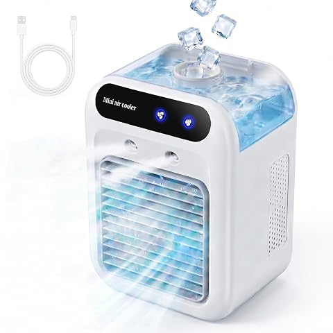 Rafraîchisseur d’air portable USB avec réservoir d’eau et câble posé sur une table en bois clair.